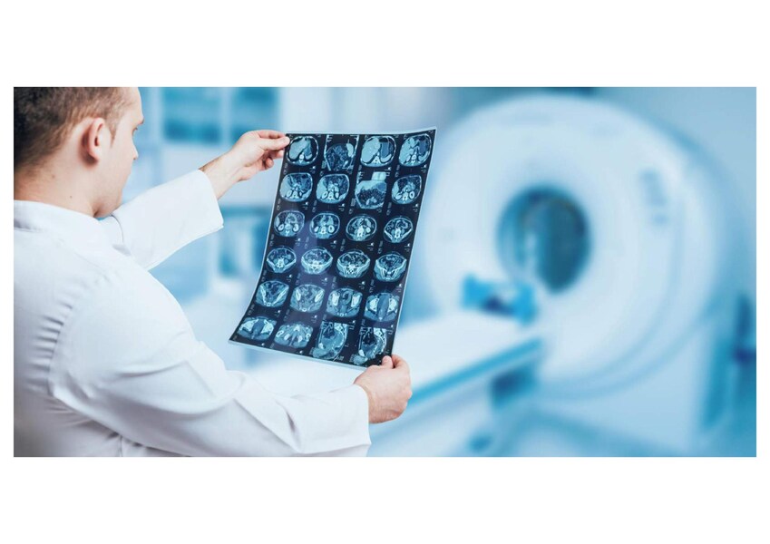 Arzt sieht sich Scans an
