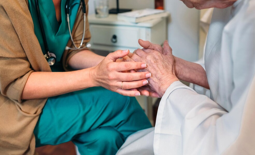 Arzt umarmt Patientenhände