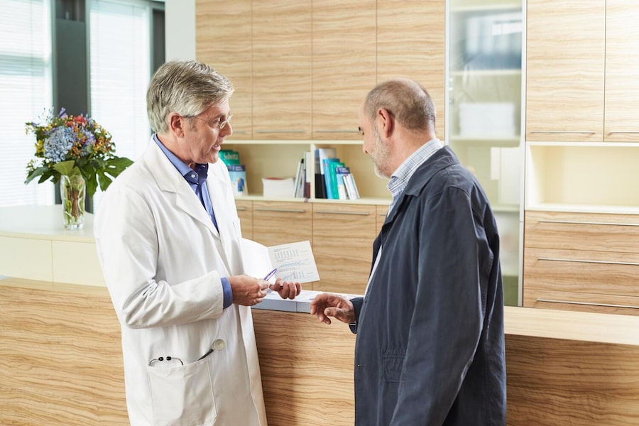 Unterhaltung von Arzt und Patient 