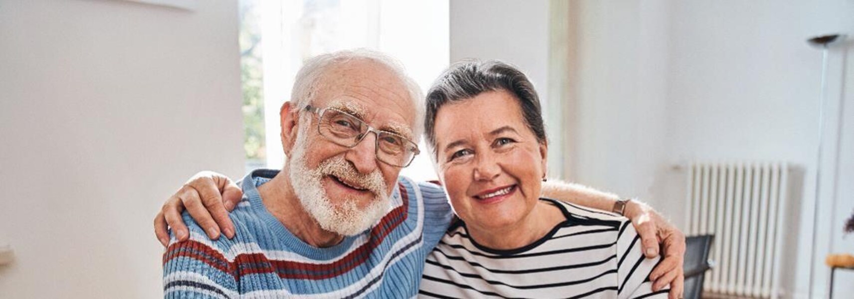 Mann und Frau umarmen sich