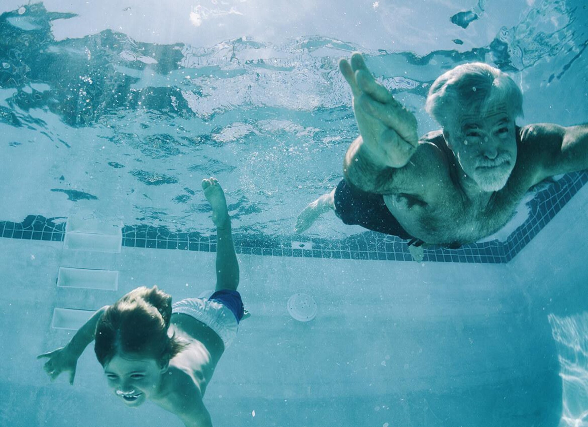 Mann und Kind im Schwimmbecken
