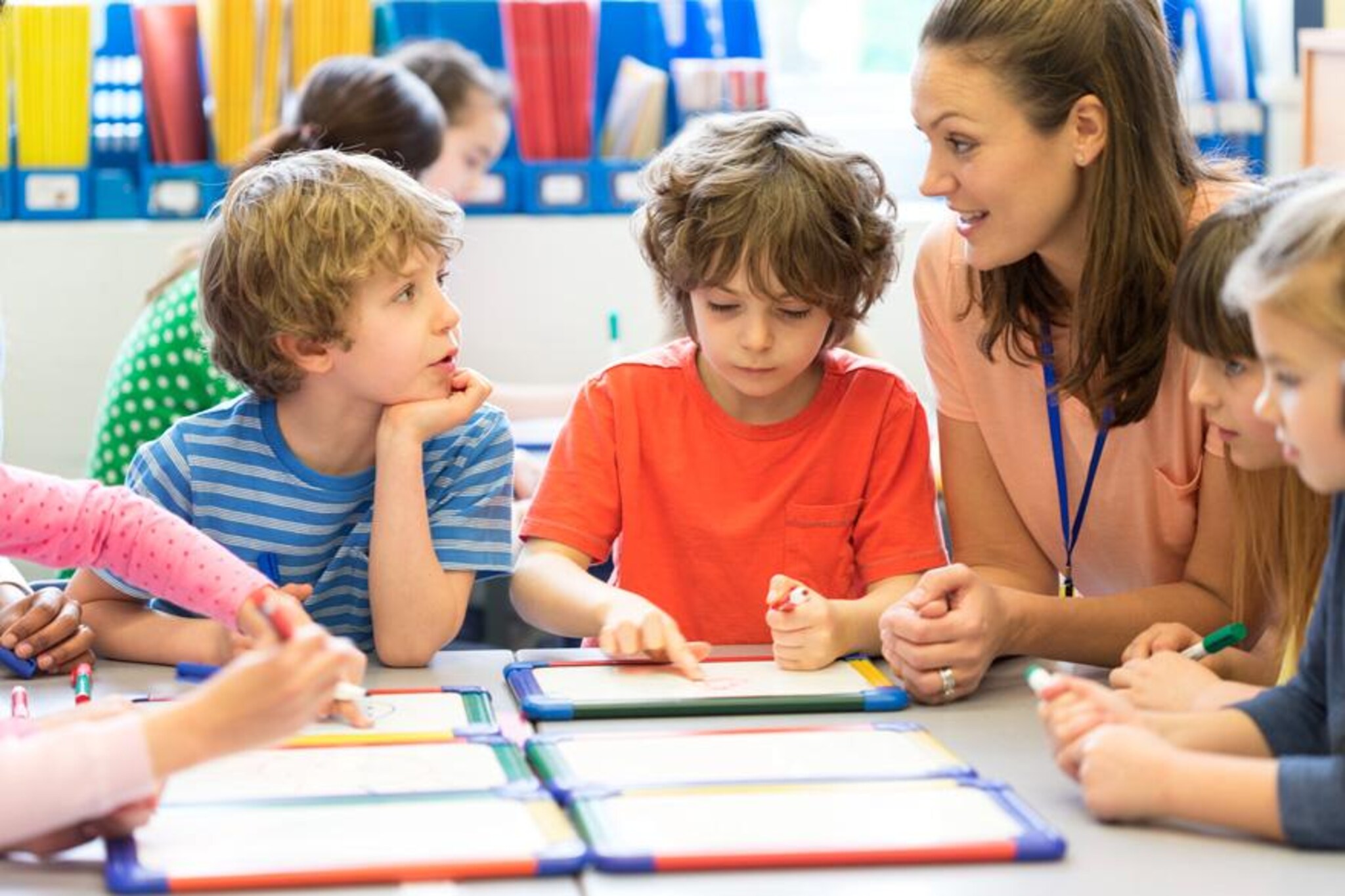 Lehrerin mit Schülern