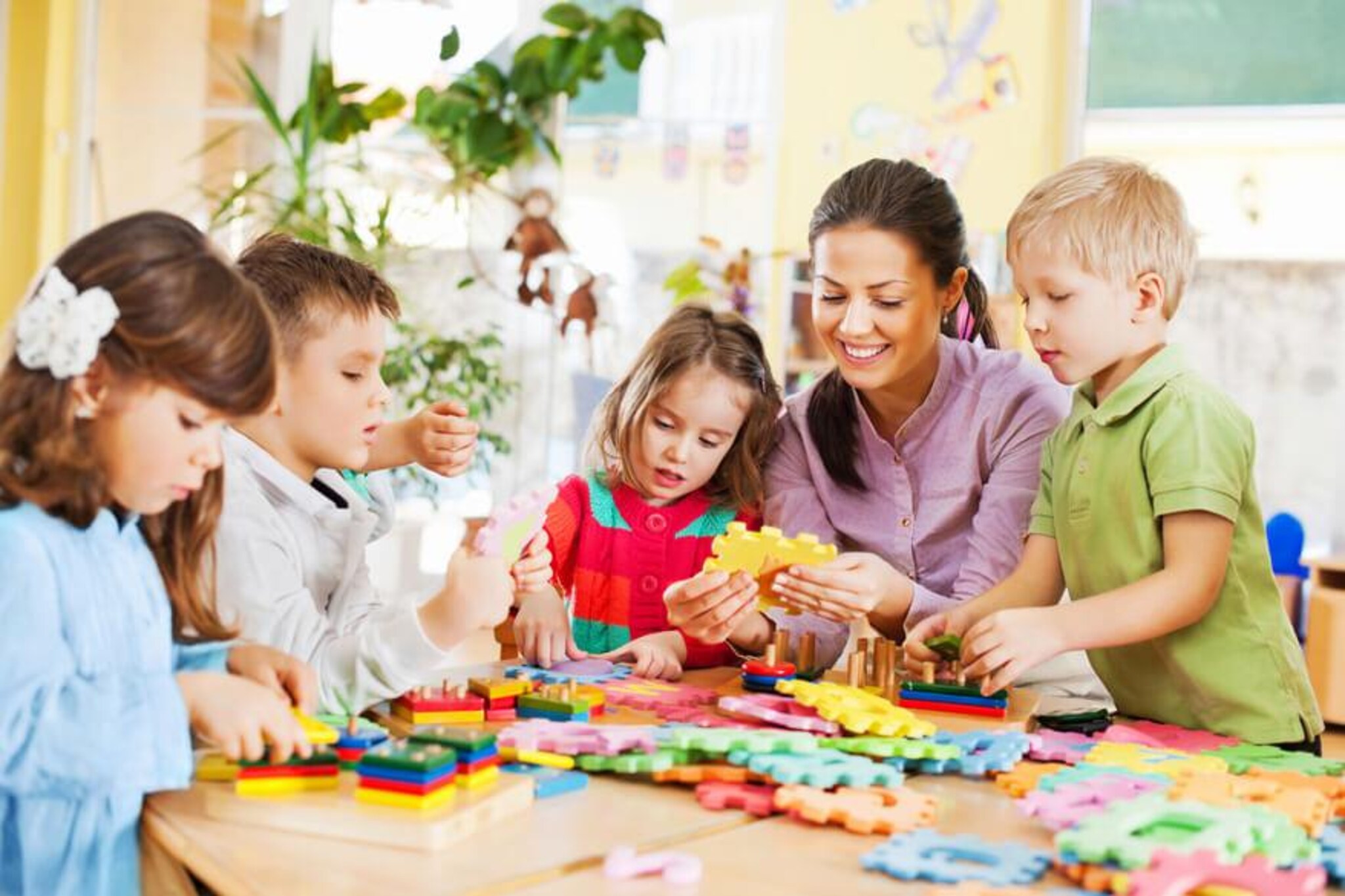 Erzieherin spielt mit Kindern