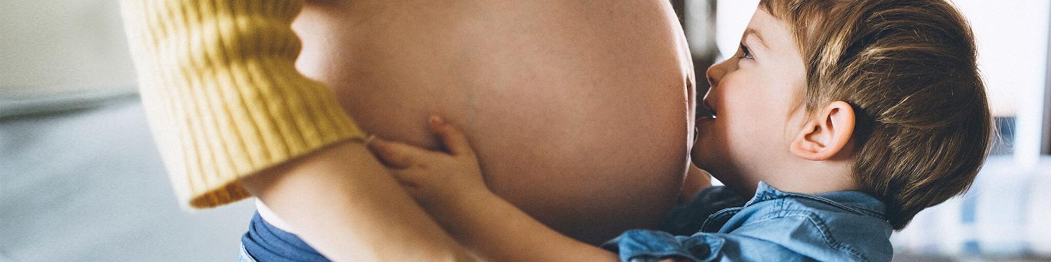 Kleinkind mit Schwangerschaftsbauch