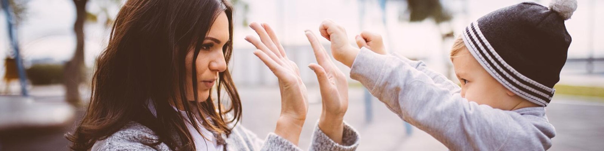Mutter und Sohn High five