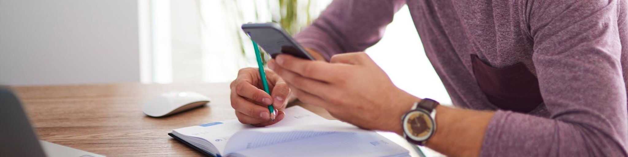 Mobile Checkliste mit Notizbuch abgleichen
