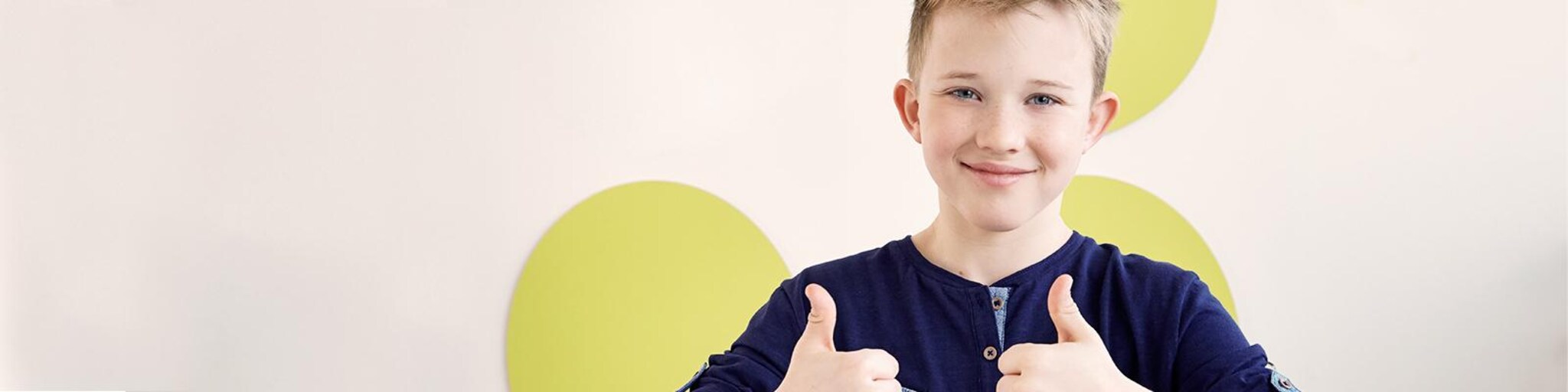 Junge zeigt Daumen hoch