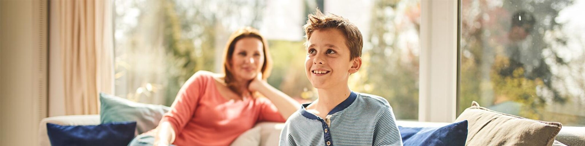 Sohn mit Mutter im Wohnzimmer