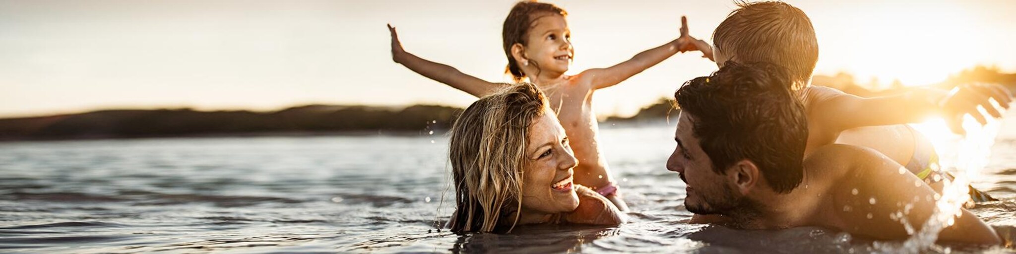 Familie planscht im Meer