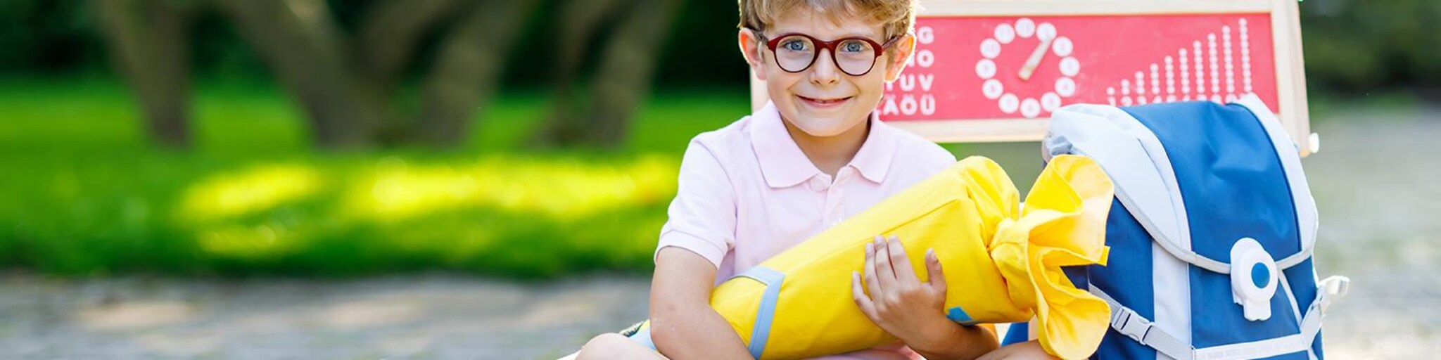 Schulkind mit schultüte