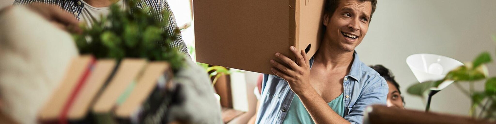 Kisten tragen beim Umzug in die erste WG