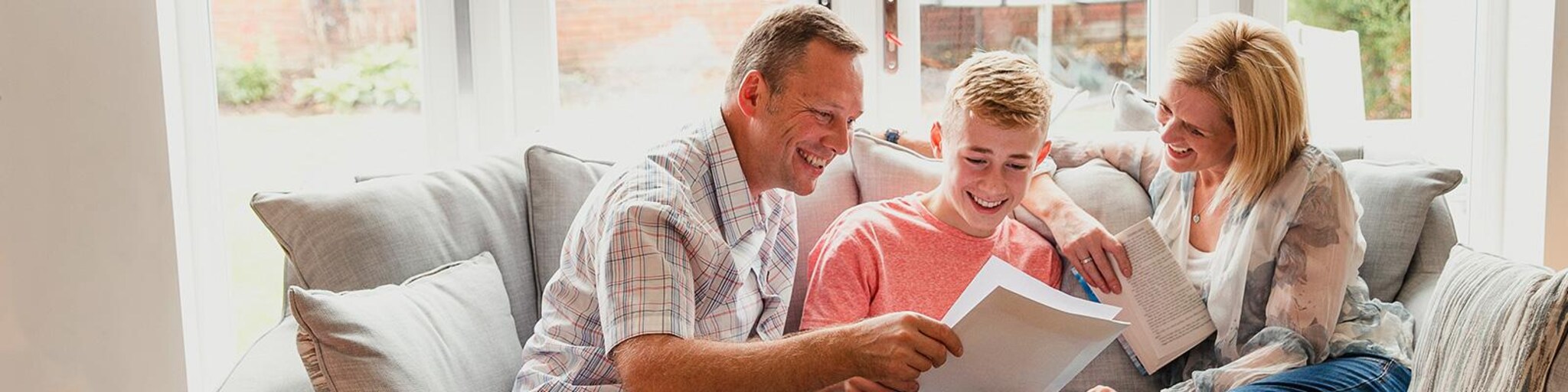 eltern mit sohn auf der couch