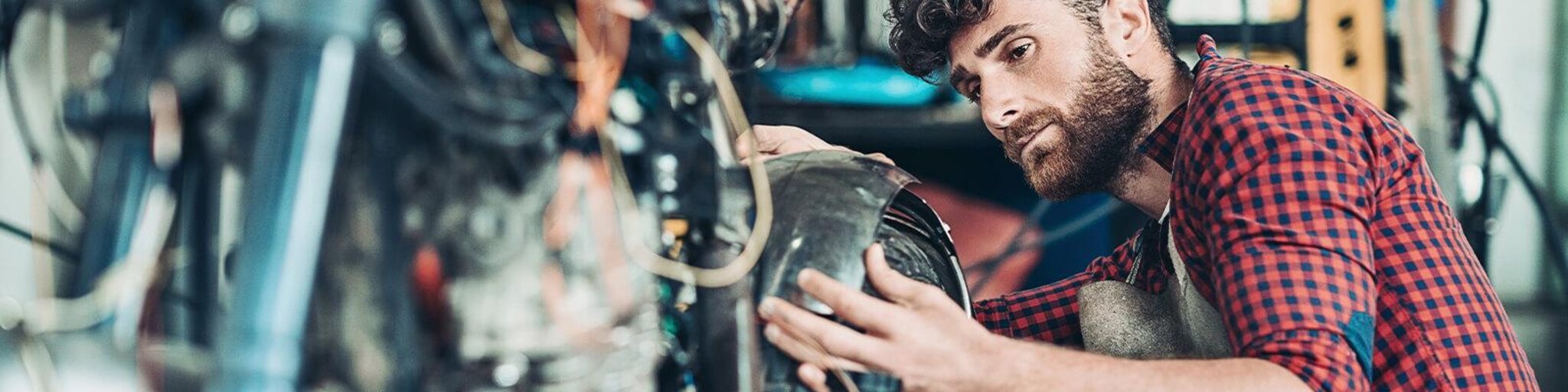 Mann bastelt an seinem Motorrad