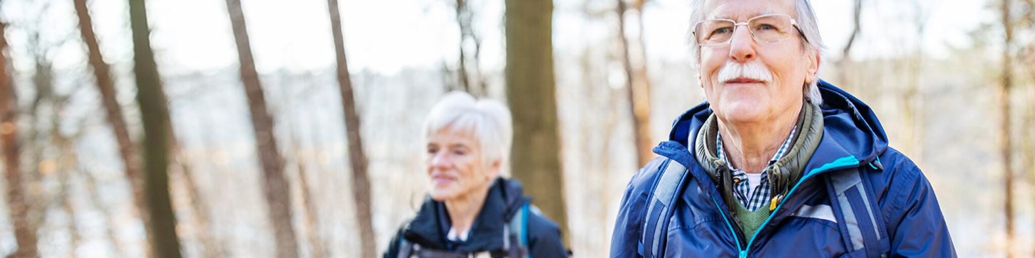 Seniorpärchen beim Wandern