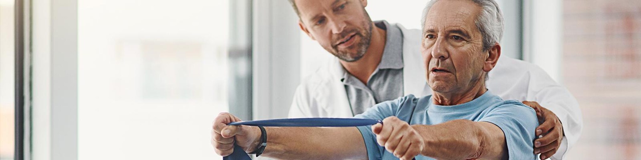 Mann macht Übung mit Flexband