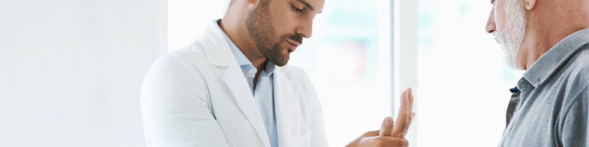 Abtasten von Arthritis in der Hand