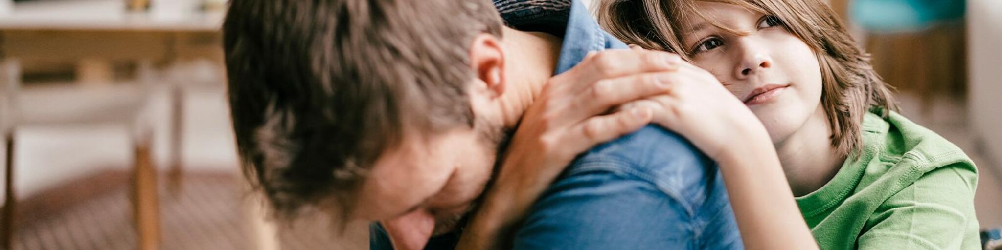 Vater mit Schmerzen wird vom Sohn getröstet