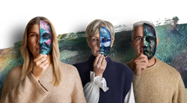 Drei Personen mit Masken